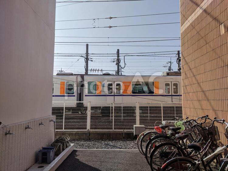 学校校庭から見える電車 電車,学校,校庭の写真素材