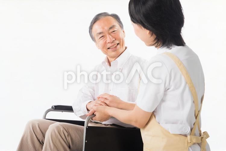 車椅子の男性と介護士4 アップ,介護,高齢者の写真素材