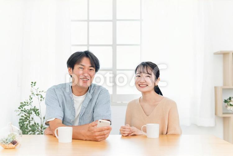スマホを見る夫婦（笑顔） スマホ,夫婦,カップルの写真素材