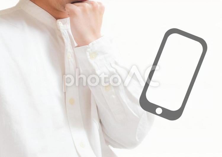 スマホについて考える美容スタッフ iphone,携帯,スマートフォンの写真素材
