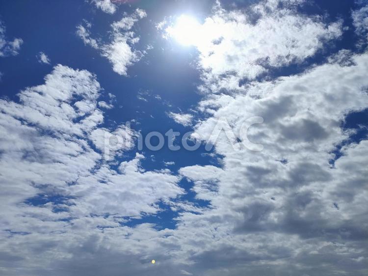 青空と雲と日差し 青空,晴天,晴れの写真素材