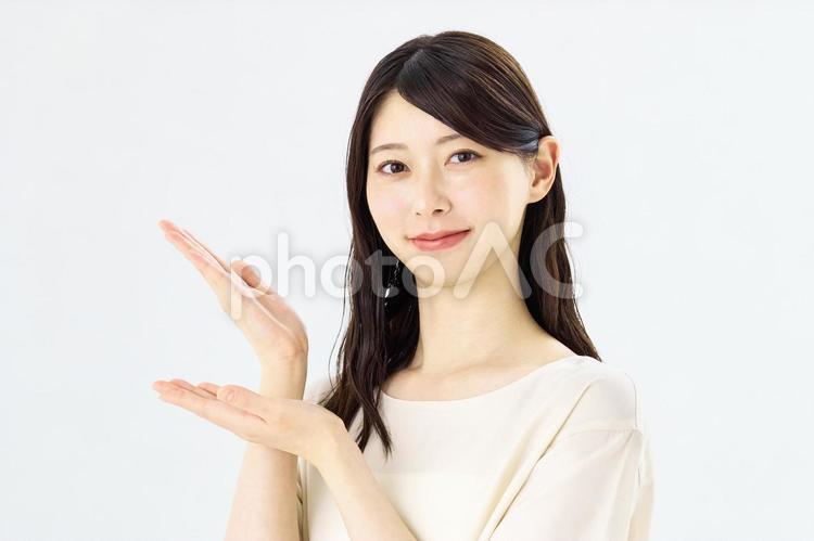 案内する若い女性　主婦　ビジネスウーマン 案内,女性,女の子の写真素材