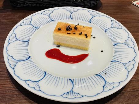 濃厚チーズケーキ、ベリーソース 濃厚チーズケーキ、ベリーソースの写真