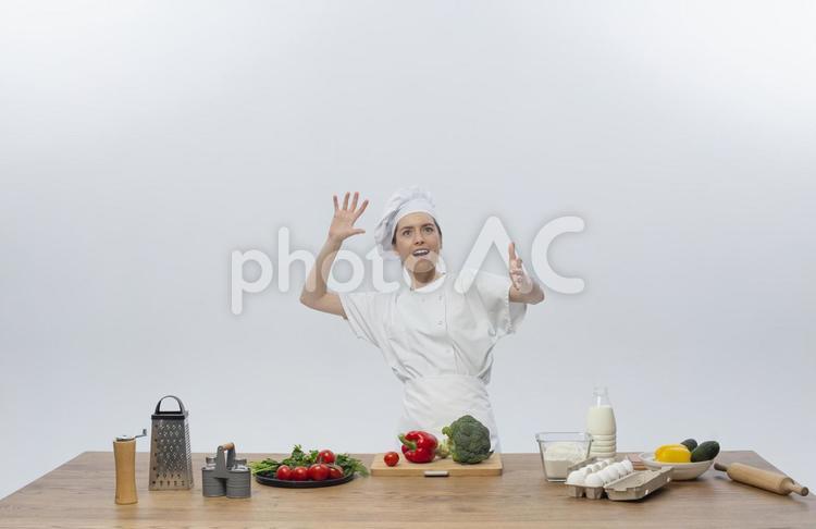 手を大きく上げて声を出す女性 女性,シェフ,料理人の写真素材