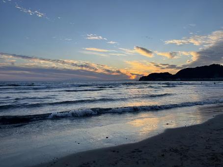 鎌倉の海岸 夕暮れ,波打ち際,海岸の写真素材