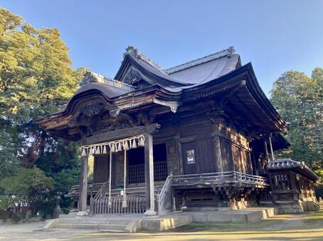 須佐能袁神社・拝殿と黄葉と青空 素戔嗚,須佐男,スサノオの写真素材