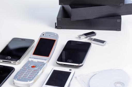 ガラケーとUSBとハードディスク スマホ,スマートフォン,白背景の写真素材