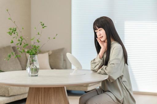 スキンケア,肌荒れに悩む,困る若い女性 スキンケア,肌荒れに悩む,困る若い女性 肌荒れ,スキンケア,悩むの写真素材