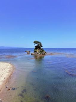 富山旅行で見た日本海 富山旅行で見た日本海 海,空,小島の写真素材