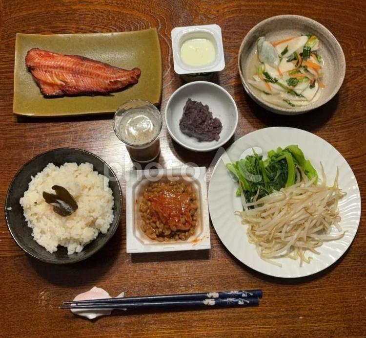 昆布炊きご飯、みりん漬けホッケなどの夕食 夕食,昆布炊き込み,ご飯の写真素材