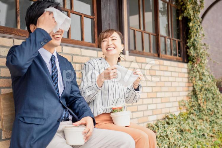 ランチを食べる男女 おしぼり,汗,ランチの写真素材