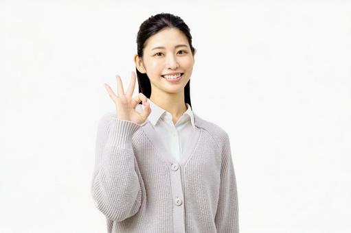 okサインする若い女性 okサインする若い女性の写真