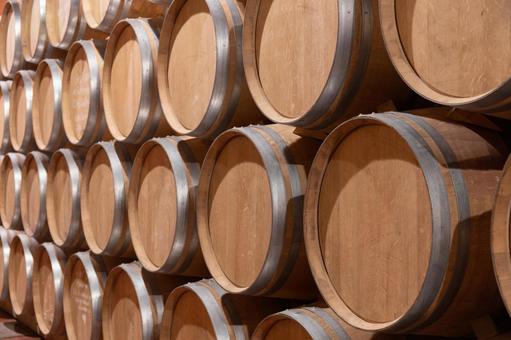 酒樽が屋内に並んでいる様子 酒樽,材料,資材の写真素材