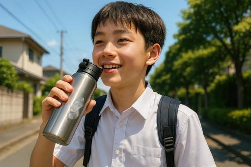 氷入り水筒を持つ中学生 氷入り水筒を持つ中学生の写真