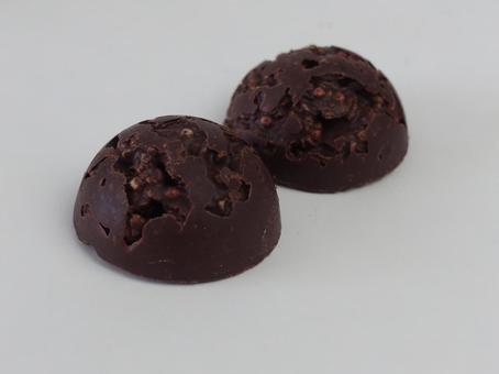 クランチチョコ お菓子 チョコレート クランチチョコ お菓子 チョコレート クランチチョコ,お菓子,チョコレートの写真素材