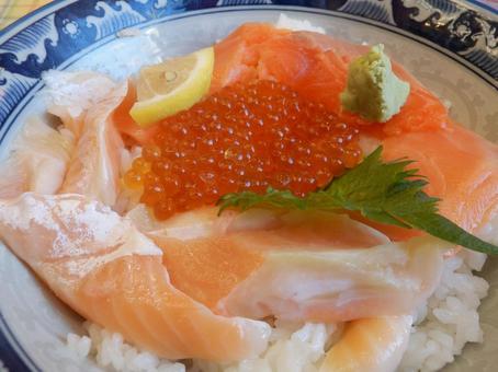 サーモンといくらの海鮮丼 サーモンといくらの海鮮丼 サーモン,イクラ,海鮮丼の写真素材