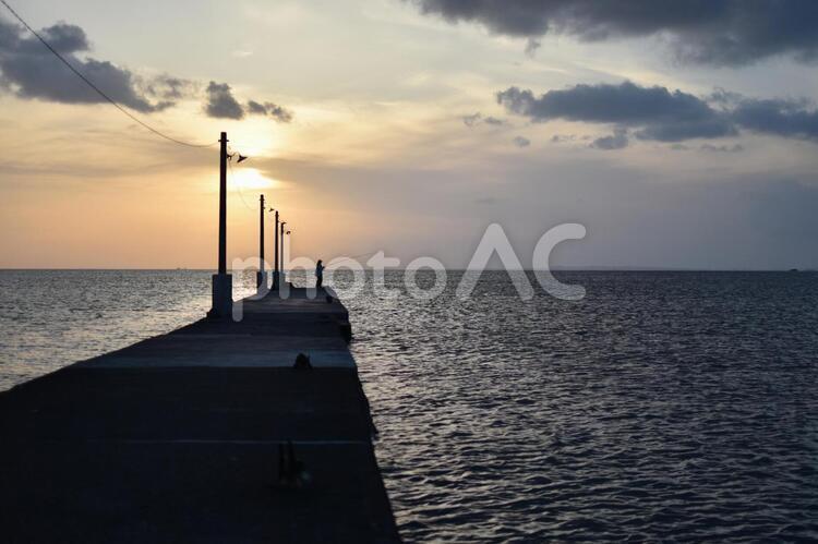 釣り　海　夕暮れ 釣り,海,雲の写真素材