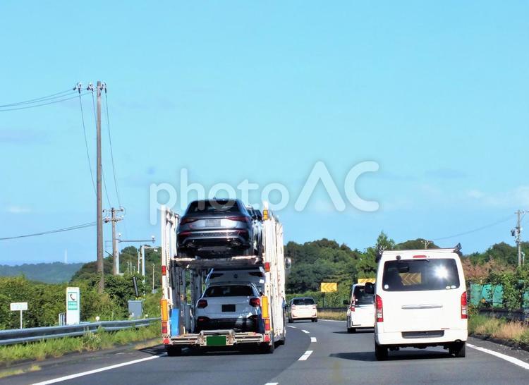 外車を運搬中のキャリアカー キャリアカー,カーキャリアー,外車の写真素材