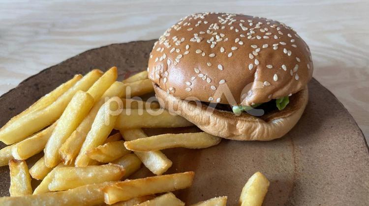 ハンバーガーとポテト（右にバーガー） ハンバーガー,バーガー,セットの写真素材