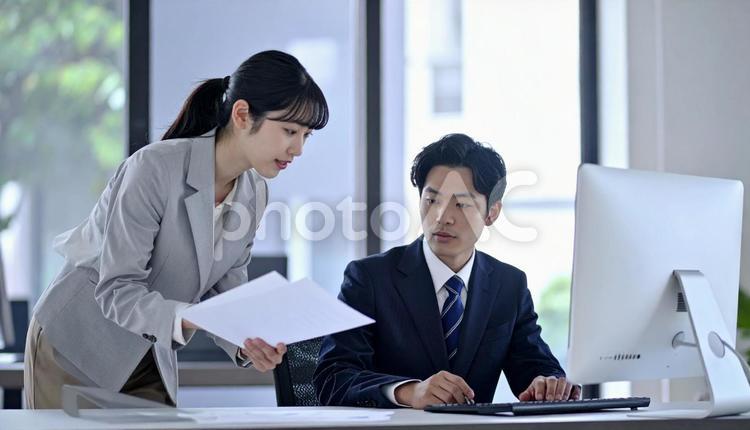 上司に資料を確認する女性社員 ビジネスマン,男性,女性の写真素材