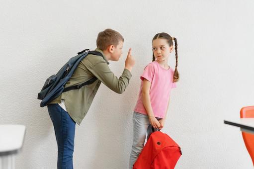 指を立てて説明する男の子 男の子,女の子,子どもの写真素材