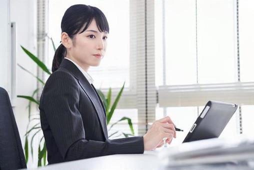 Japanese female business woman who converts paper materials into data using a tablet in the office, affari, donna, donna di affari, JPG