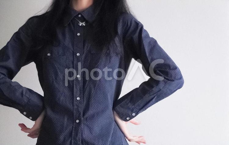腰に手を当てる女性(横長) 女性,腰,両手の写真素材
