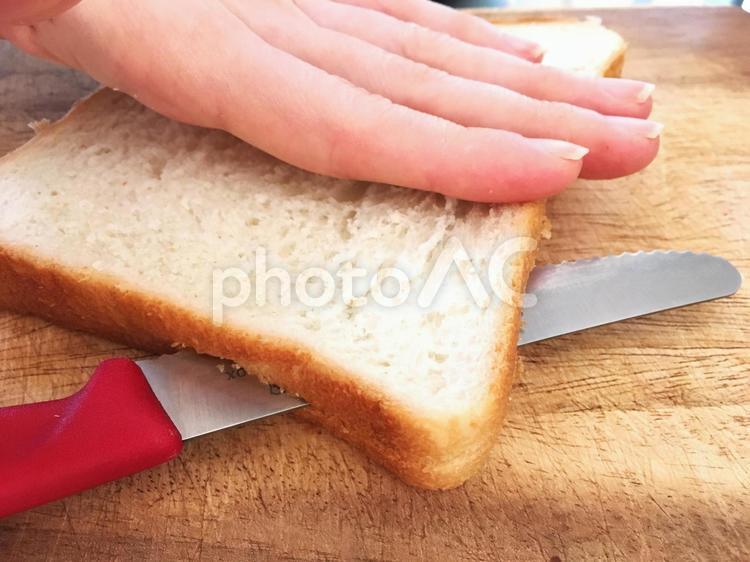 パン切り包丁でサンドイッチ用に食パンをスライスするイメージ写真 食パン,スライス,サンドイッチの写真素材