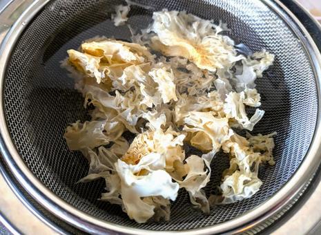 水で戻している白きくらげ 水で戻している白きくらげ 白きくらげ,きくらげ,食材の写真素材