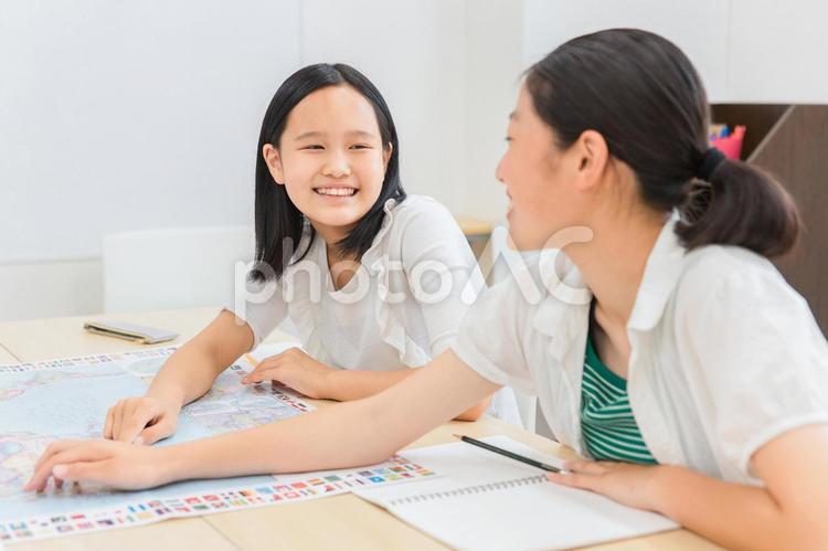学校で友達と勉強する子供（学童保育） 友達,子供,同級生の写真素材