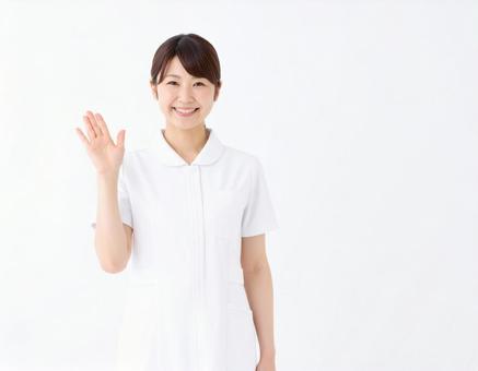 笑顔で手を振る優しい看護師の挨拶シーン 笑顔で手を振る優しい看護師の挨拶シーンの写真
