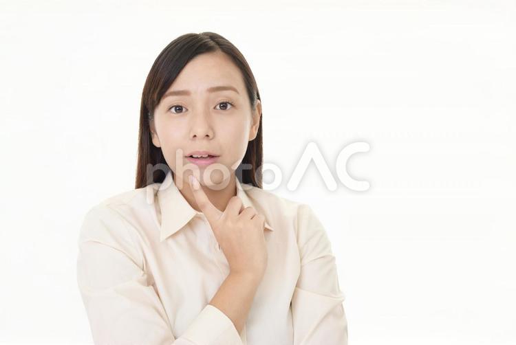 不安そうな表情の女性 女性,女,悩むの写真素材