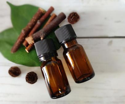 サンダルウッドをイメージした精油ボトル アロマ,アロマオイル,ボトルの写真素材