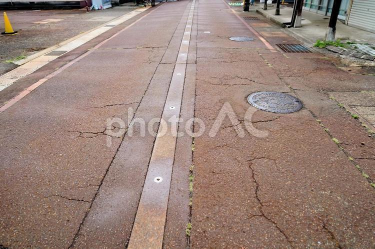 新潟上越市の消雪パイプと酸化鉄で赤い道路 高田,上越,消雪パイプの写真素材