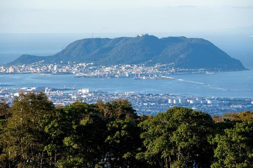 函館山と街並みを望む牧場からの眺望 函館山と街並みを望む牧場からの眺望 函館山,青空,晴天の写真素材