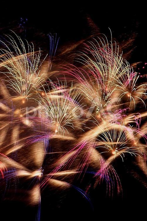 キレイな打上げ花火満開　夏夜の光の祭典 花火,光の祭典,打上げの写真素材