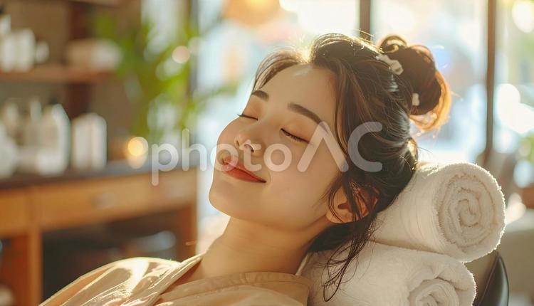 美容室でヘッドスパを受けて眠い女性 ヘッドスパ,客,女性の写真素材