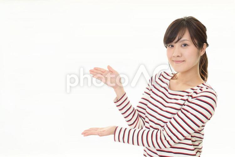 案内する笑顔の女性 女性,女,笑顔の写真素材