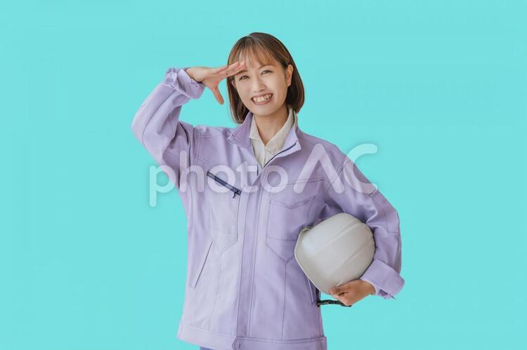 敬礼する作業服女性 作業,現場,工事の写真素材
