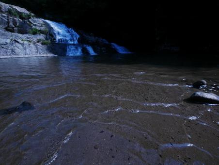 涼し気な滝の風景 涼し気な滝の風景の写真