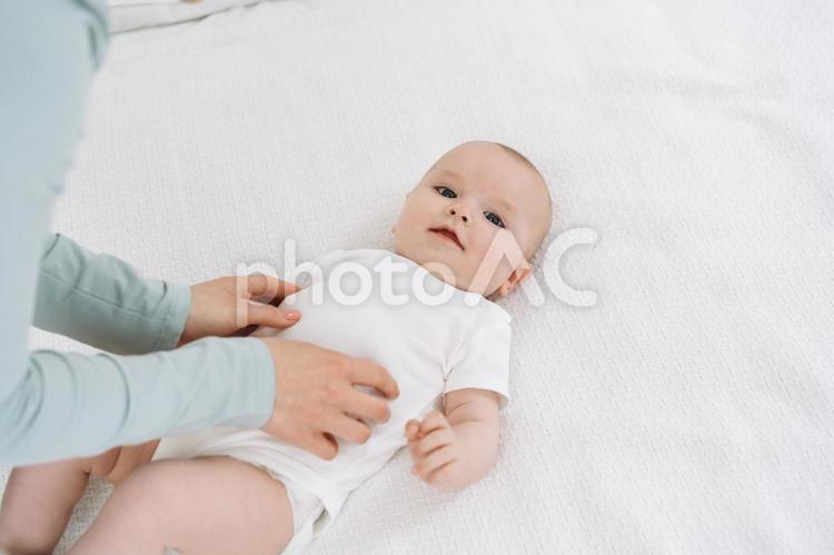 お腹をくすぐられ笑う赤ちゃん 赤ちゃん,かわいい,笑顔の写真素材