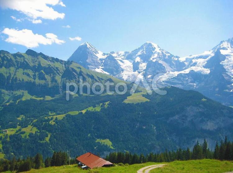 スイスのアルプス山脈と山小屋 スイス,アルプス,アルプス山脈の写真素材