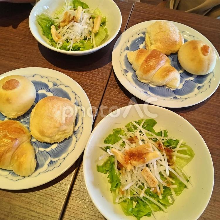 焼きたてパンとセットのサラダ メロンパン,パン,クロワッサンの写真素材