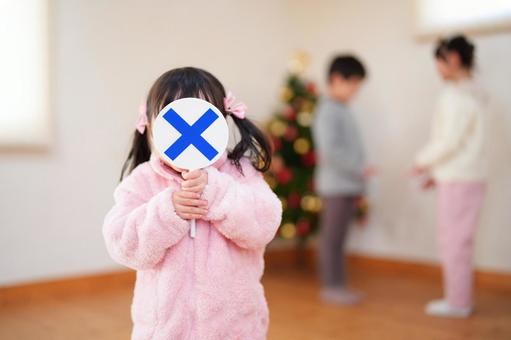 バツプレートで顔が見えない女の子 バツプレートで顔が見えない女の子 女の子,クイズプレート,持つの写真素材