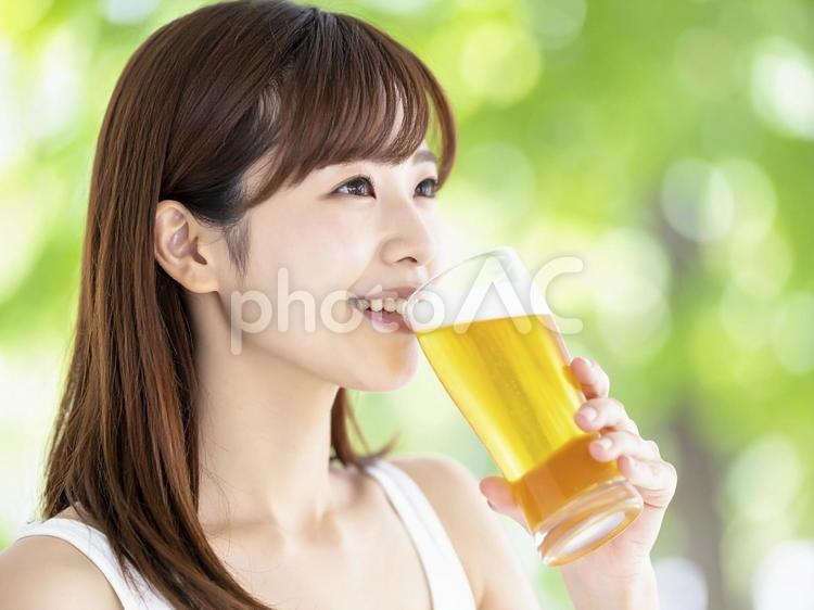 ビールを飲む若い女性　AI生成画像　　　 ビール,女性,飲み物の写真素材