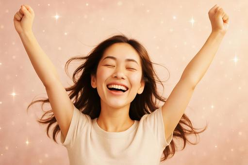 笑顔の女性が両手を挙げて喜ぶ表情1 笑顔の女性が両手を挙げて喜ぶ表情1の写真