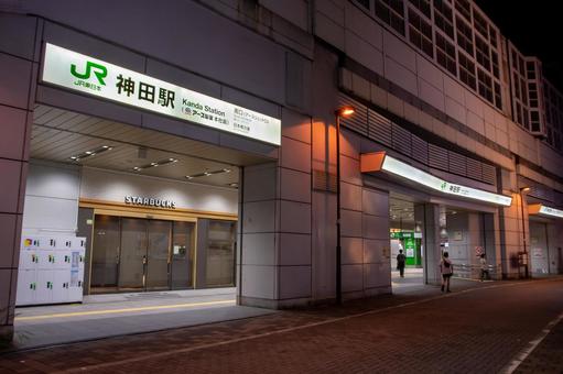 夜の神田駅前 夜の神田駅前の写真