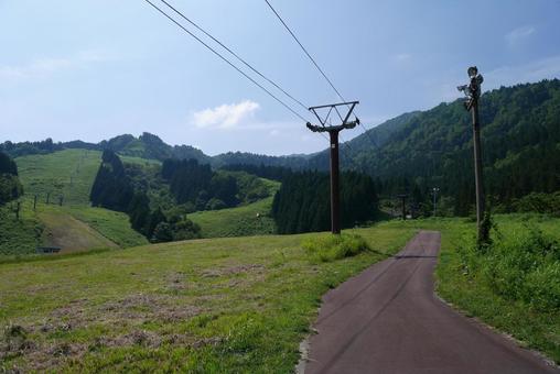 初夏のスキー場ゲレンデ 初夏のスキー場ゲレンデの写真
