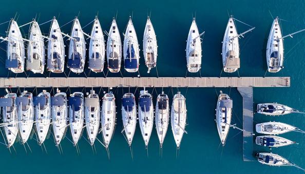 夏の青い海に浮かぶヨット 夏の青い海に浮かぶヨットの写真