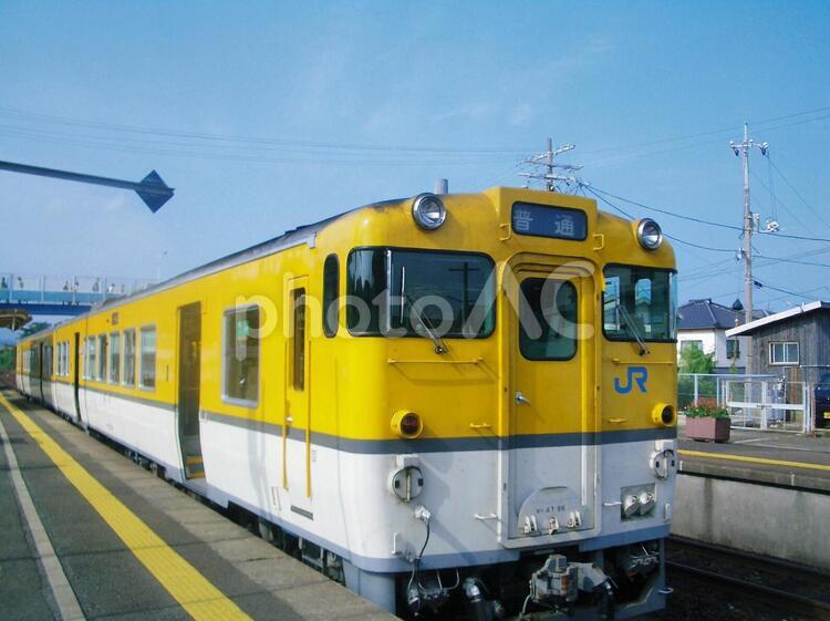 山陰本線　夏　電車　 山陰本線,山陰地方,山陰の写真素材